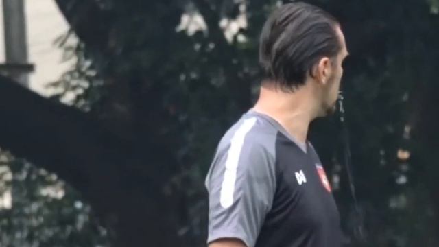 The former coach of the Myanmar U23 team, who is popular to handle the Vietnam team. смотреть онлайн
