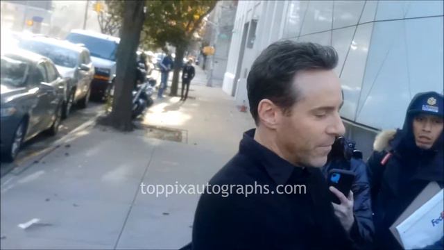 Alessandro Nivola signs autographs for TopPix смотреть онлайн