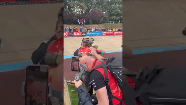 Emocionante celebracion de Sonny Colbrelli tras ganar la París Roubaix 2021 смотреть онлайн