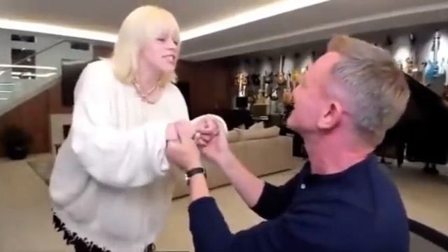 Billie Eilish saying goodbye to Daniel Craig (Bond) during an interview смотреть онлайн