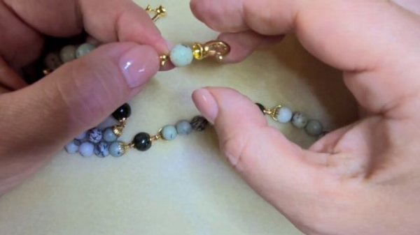 Как прикрепить застежку к бусам. Собираем бусы из яшмы и змеевика.