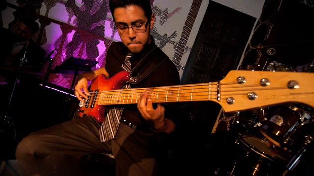 "June" (live at Tango Del Rey-San Diego California) смотреть онлайн