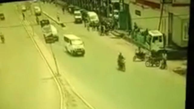 CCTV Footage Captures Driverless Truck Ramming Into The Kakamega County Government Offices смотреть онлайн