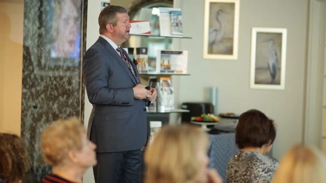 Dr. J. David Holcomb presents a patient education seminar on facelift options смотреть онлайн