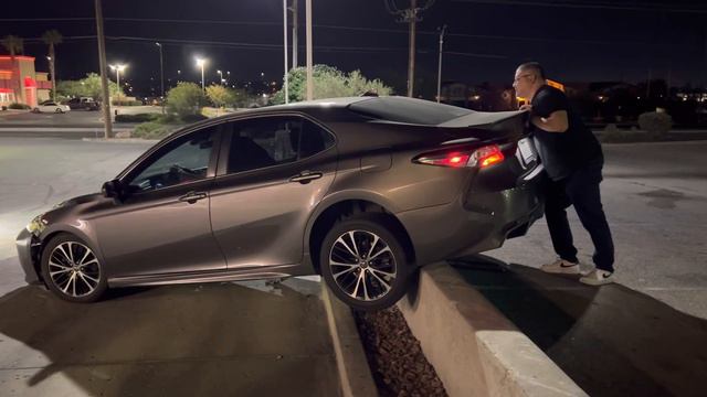 @NoJumper/@RightsAndLefts : EL PASO TEXAS WOMAN “JUMPS” ELEVATED PARKING LOT WITH A TOYOTA COROLLA. смотреть онлайн