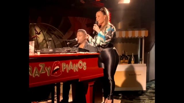 Trijntje Oosterhuis meets Stevie J. At Crazy Piano's and they sing: 'That's What Friends Are For'. смотреть онлайн