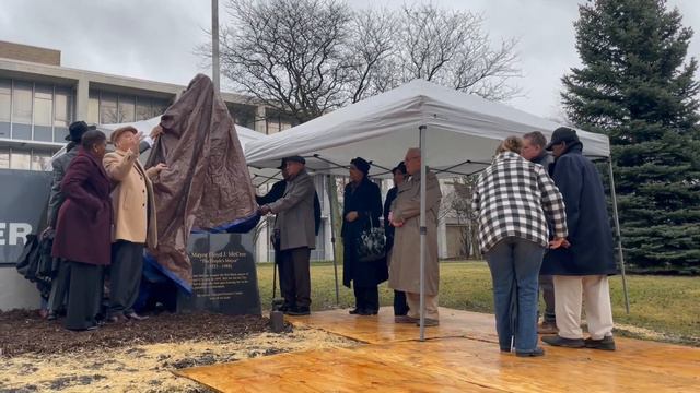Mayor Neeley hosts unveiling of statue for Flint's first Black Mayor Floyd J. McCree смотреть онлайн