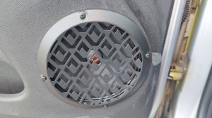 Замена динамиков в передних дверях Renault Duster на DL Audio Raven 165 v.2