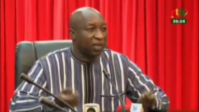 Les meilleurs élèves de l’établissement Louis Querbes en visite à la primature смотреть онлайн