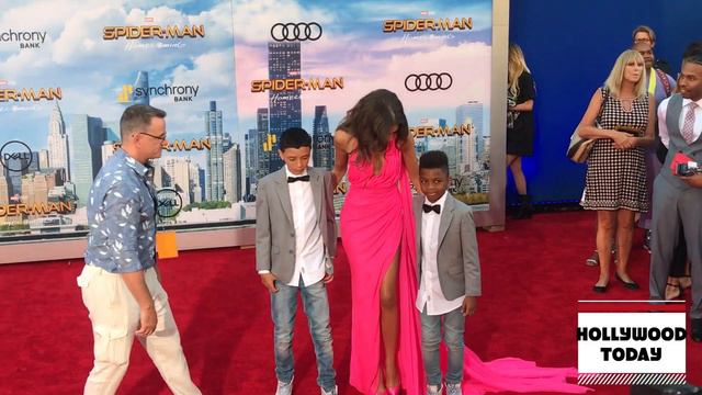 Zendaya & Yara Shahidi Catch Up at Spider-Man: Homecoming Premiere смотреть онлайн