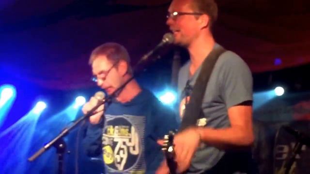 Michel Bauer (de Graaf) zet kerkplein Nes Ameland op zijn kop ( afscheid Sonja) смотреть онлайн