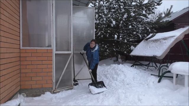 Снегоуборка, как разминка для йоги