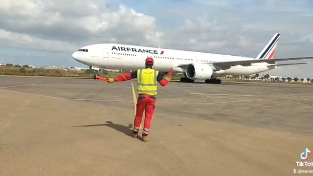aéroport Ahmed Ben Bella oran смотреть онлайн