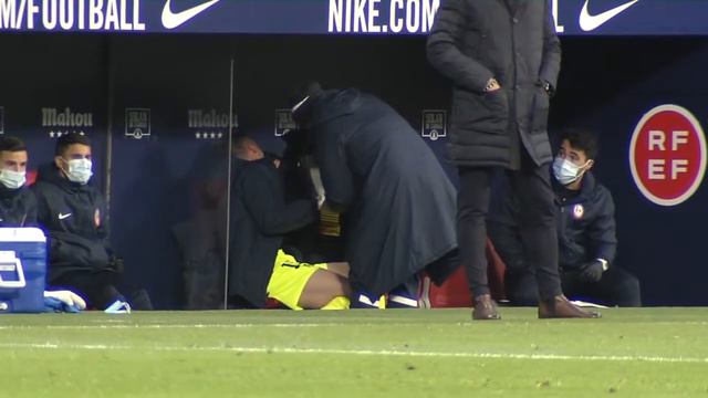 Las lágrimas del portero Gorka Giralt (Rayo Majadahonda) tras el pisotón de Luis Suárez смотреть онлайн