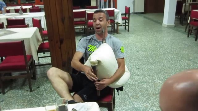 Гайдар свири в Хижа 