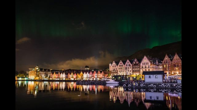 Timelapse - Northern Lights over the wharf in Bergen, Norway the night of 14th Oct 2013 смотреть онлайн