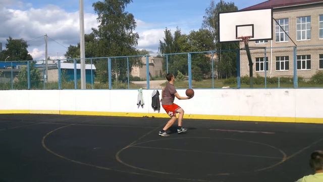 Шакил О'Нил нервно курит в сторонке. Ромка Ткаченко данчит 2 смотреть онлайн