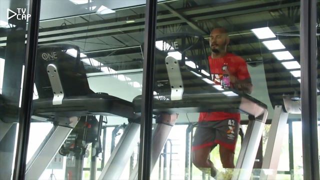 Imagens das primeiras atividades do lateral-direito Jonathan no Rubro-Negro смотреть онлайн
