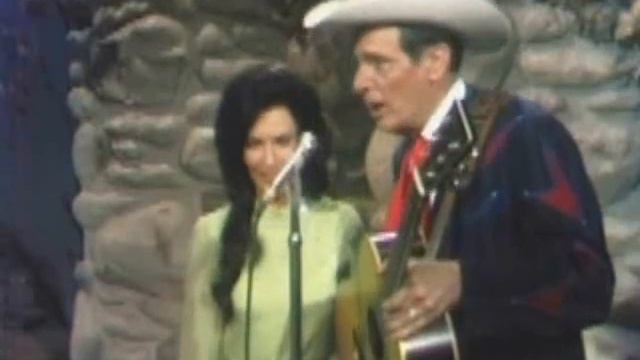 Loretta Lynn with Ernest Tubb - Who's Gonna Take Your Garbage Out смотреть онлайн