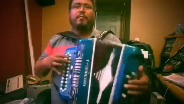 Mario Rosas tocando una polka con una Accoreon viejita! Increible!! смотреть онлайн