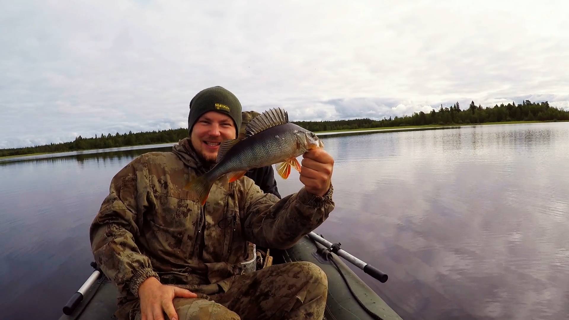 НАРВАЛИСЬ НА КРУПНУЮ РЫБУ. ОБАЛДЕННАЯ РЫБАЛКА НА СЕВЕРЕ. РЫБАЛКА С ЛОДКИ смотреть онлайн
