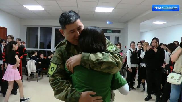 Доброволец Андриан Эняев сделал сюрприз дочери, посетив ее концерт в Элисте смотреть онлайн