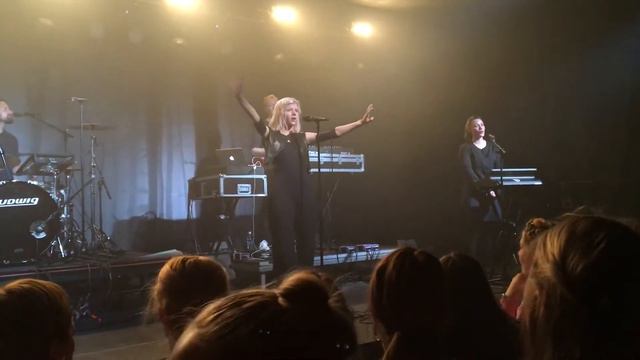 Aurora Aksnes sings "Hurra for deg" the Norwegian birthday song in Balestrand 2016.5.7 смотреть онлайн