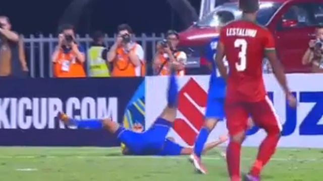 Kurnia Meiga Gagalkan Penalti Teerasil Dangda - AFF 2016 смотреть онлайн