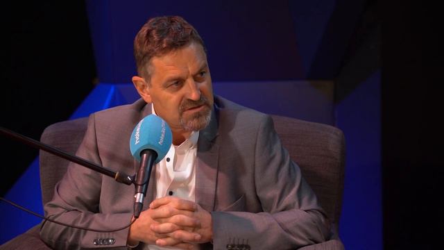 S hokejkou u stolu #13: Petr Bříza – Na MS v Rize se vydělat nedá смотреть онлайн