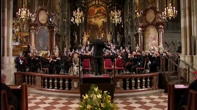 Mozart - Graduale "Sancta Maria, mater Dei", K.273 (Vienna Boys Choir, Bertrand de Billy) смотреть онлайн