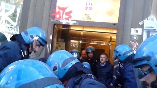 Sgombero dell'occupazione "Banca Rotta" in via Zanolini смотреть онлайн