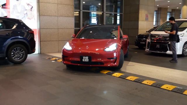 AirAsia CEO Mr Tan Sri Dato Sri Tony Fernandes Tesla Model 3 @ Pavilion смотреть онлайн