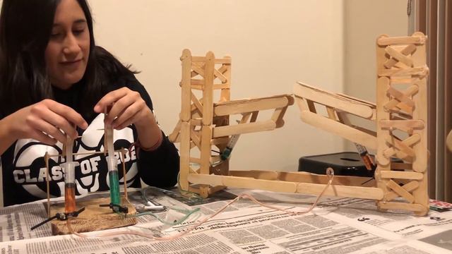 Explicación del funcionamiento del puente hidráulico de palitos de madera смотреть онлайн
