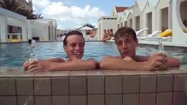 Online soccer managers koningen Mike en Bassie vanuit Curacao смотреть онлайн