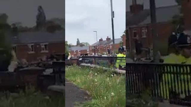 Footage Of Muslims Attacking Tommy Robinson.. смотреть онлайн