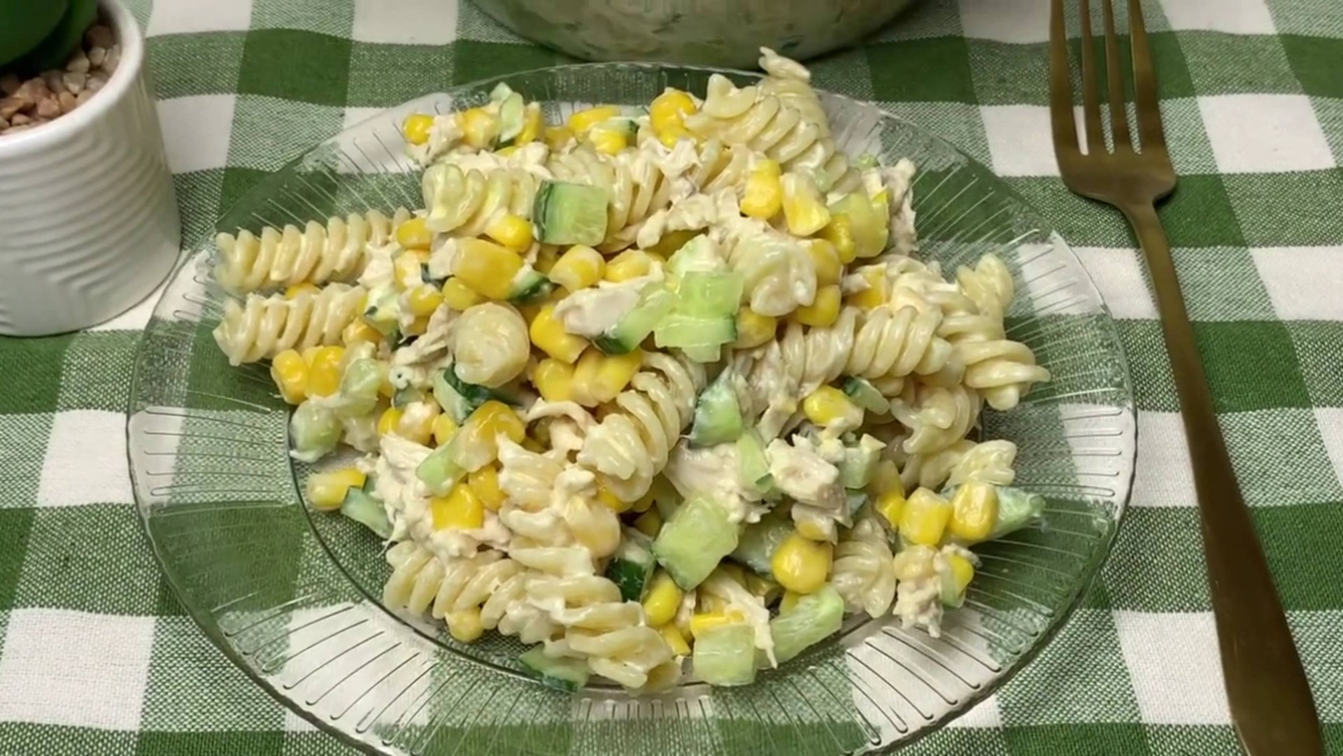 Беру БАНКУ КУКУРУЗЫ, простые продукты и готовлю Салат Студенческий Экономный! Вкусный быстрый рецепт смотреть онлайн