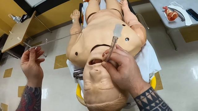 How to use Macintosh (Mac) and Miller Blade with First Person POV for Endotracheal Intubation? смотреть онлайн