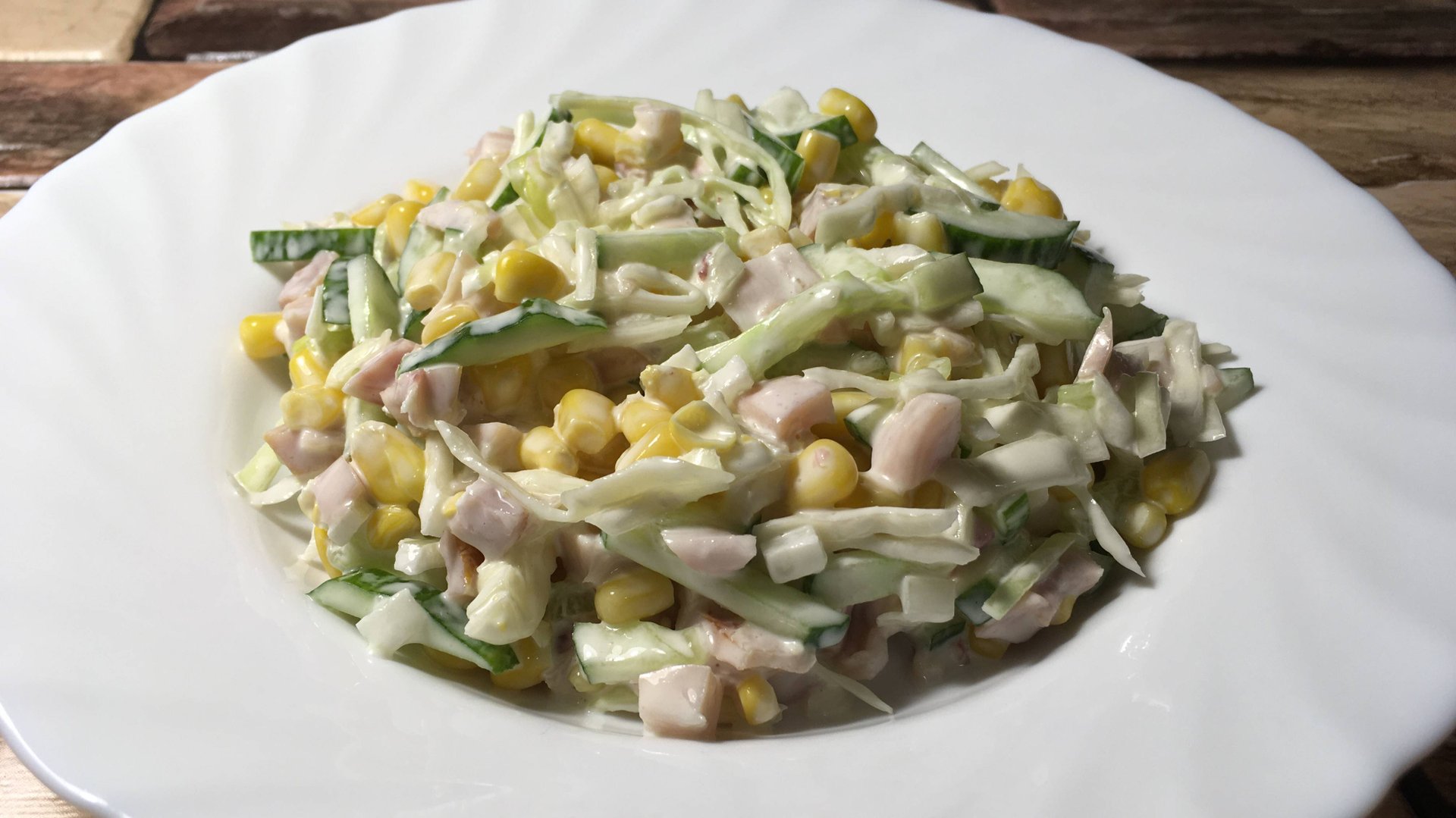 Хрустящий салат с копченой курицей и овощами смотреть онлайн