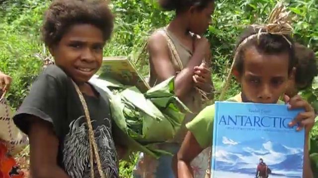Bakanao Primary School Library Project - Kids Transporting books - MVI 2401 смотреть онлайн