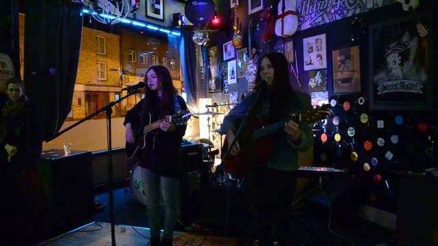 Oval Iris - Middle Of The Bed Cover Live @ Harry's Bar in Hinckley, UK смотреть онлайн