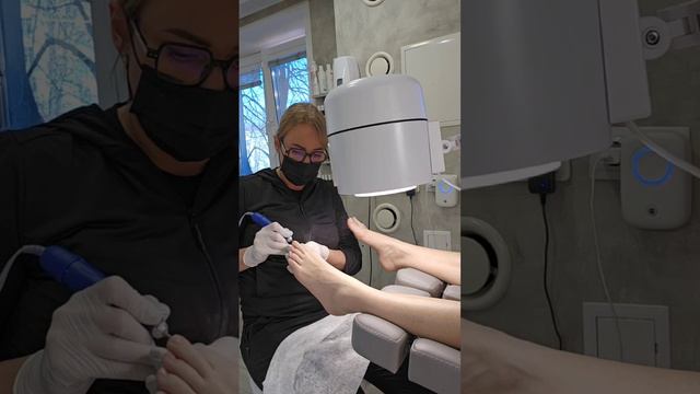 Посмотрите на это расстояние от стопы клиента до вытяжки! Мощности 4BLANC PRO хватает на 100% смотреть онлайн