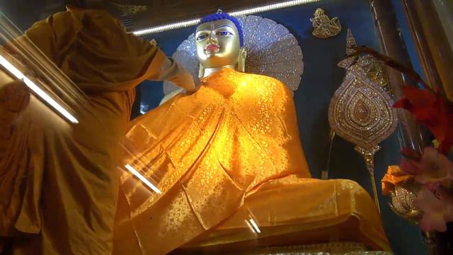 Lama Zopa Rin, Inside Stupa Bodhgaya смотреть онлайн