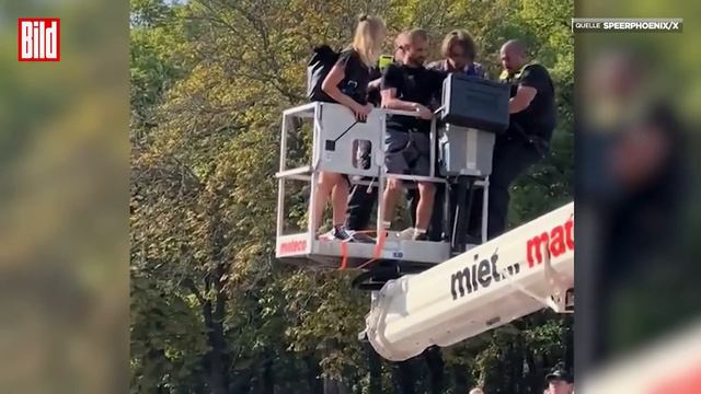 Polizisten entern Hebebühne bei Klima-Kleber-Attacke aufs Brandenburger Tor смотреть онлайн