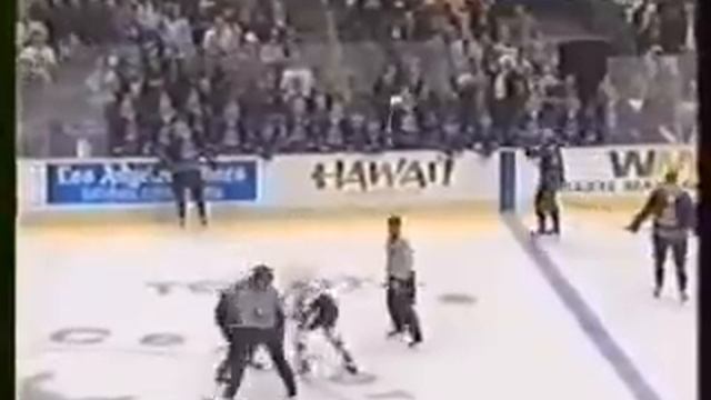 Hockeyfighters.cz Ryan VandenBussche vs Kip Brennan.wmv смотреть онлайн