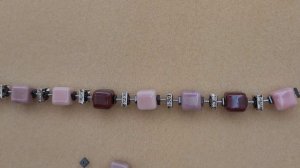 Колье с силиконовым шнуром. Как закрепить замок к бусам. Что такое калоты. Летнее легкое колье.