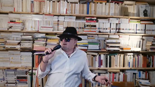 PHILIPPE LAVIL  IL TAPE SUR DES BAMBOUS