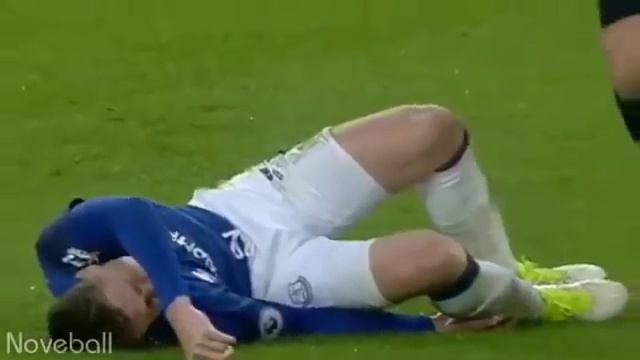 meia do everton quebra a perna após dividida com Rodon смотреть онлайн