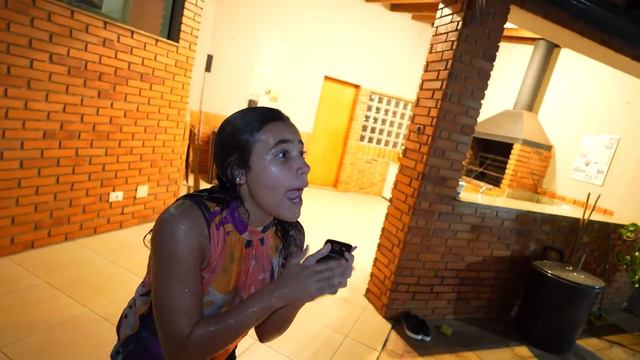 A Helô jogou o celular da amiga na piscina por ciúmes do Jotinha!