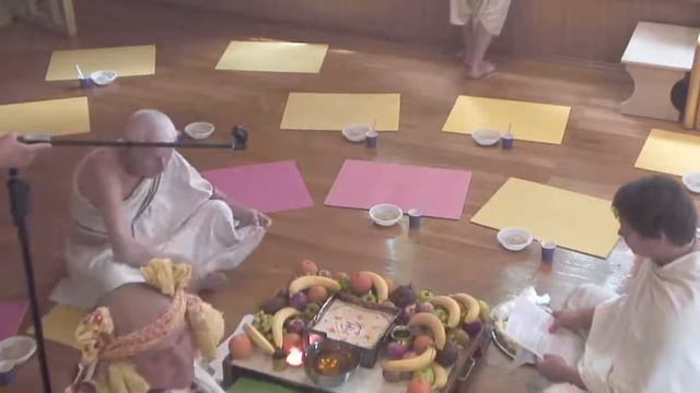 ШБ 6.4.6-8. Забота о всех живых существах. Мадана Мукунда... смотреть онлайн