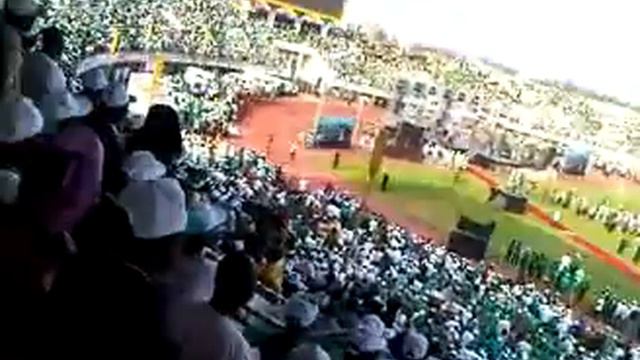 Ambiance au stade de l'amitié lors de la déclaration de candidature de Thomas Boni Yayi смотреть онлайн